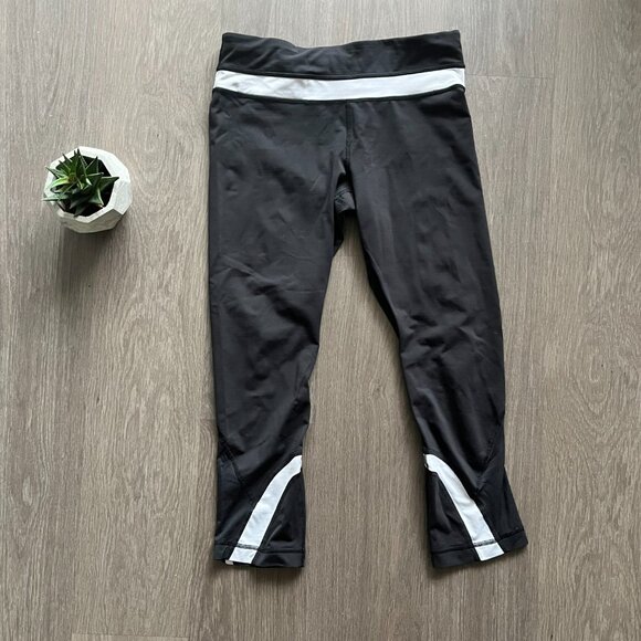 Lululemon Black Cropped Leggings w White Piping Details (& Zipped Back Pocket) - Picture 2 of 13